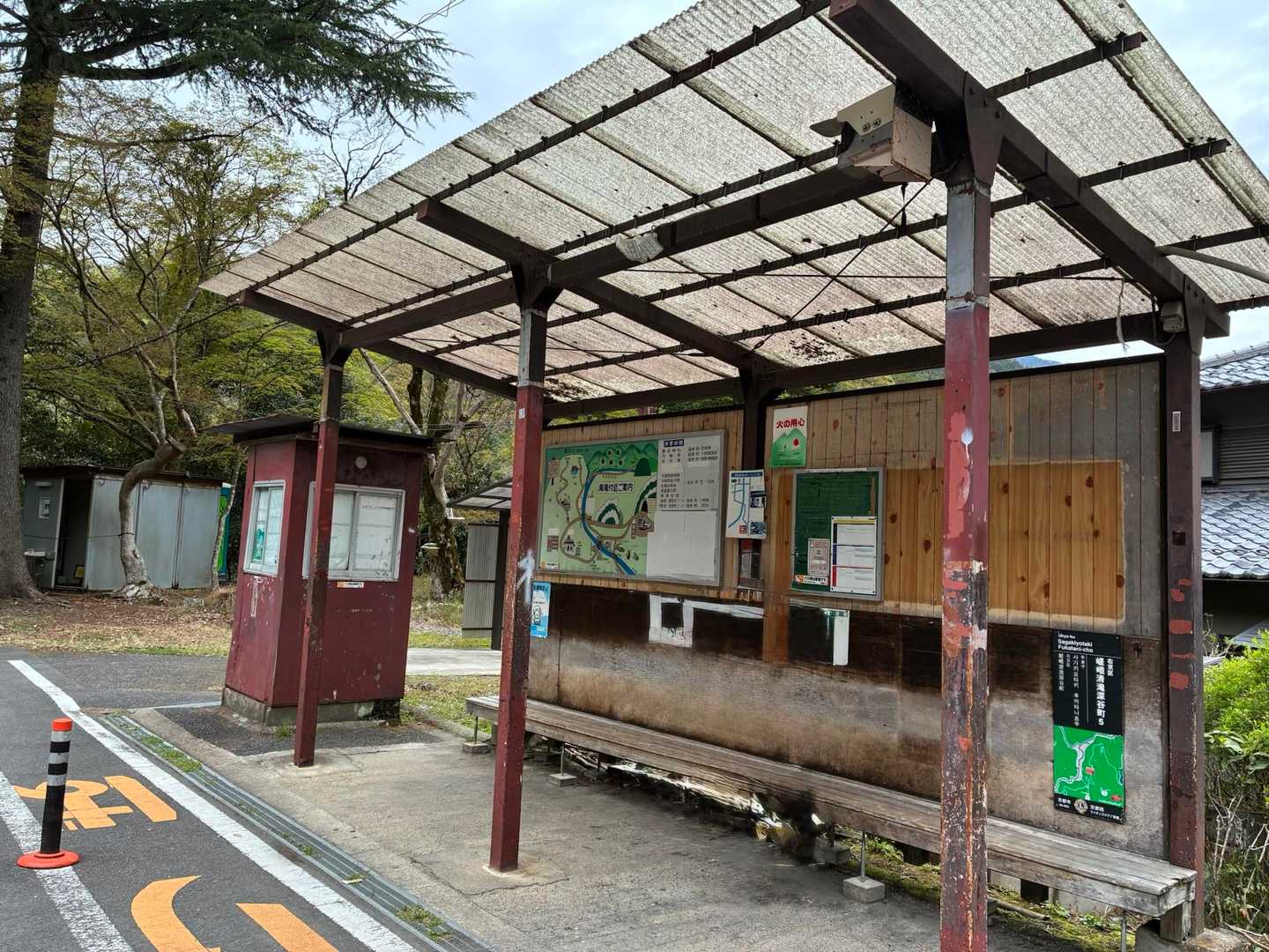 清滝バス停🚌周りには何もない45分待ち☕️欲しい😝