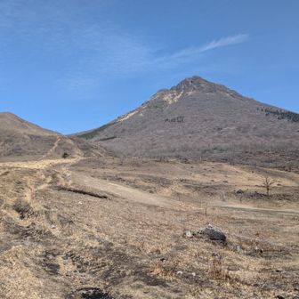 由布岳の登山口に来ました。
駐車場代500円/