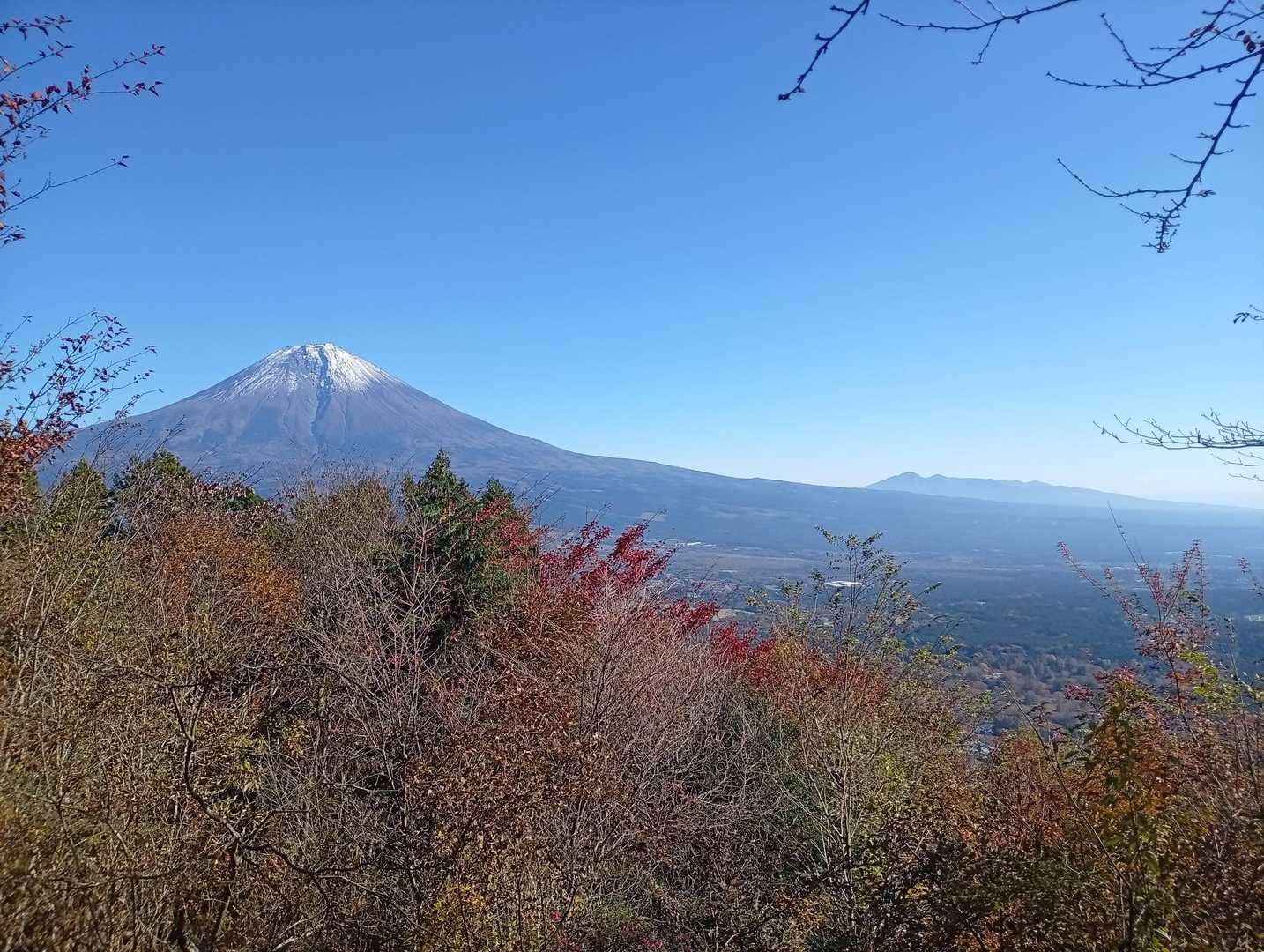 富士山を背に登って行きます