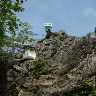 両神山の山頂に到着。
これはDMC-LC43で撮ったほうの写真。