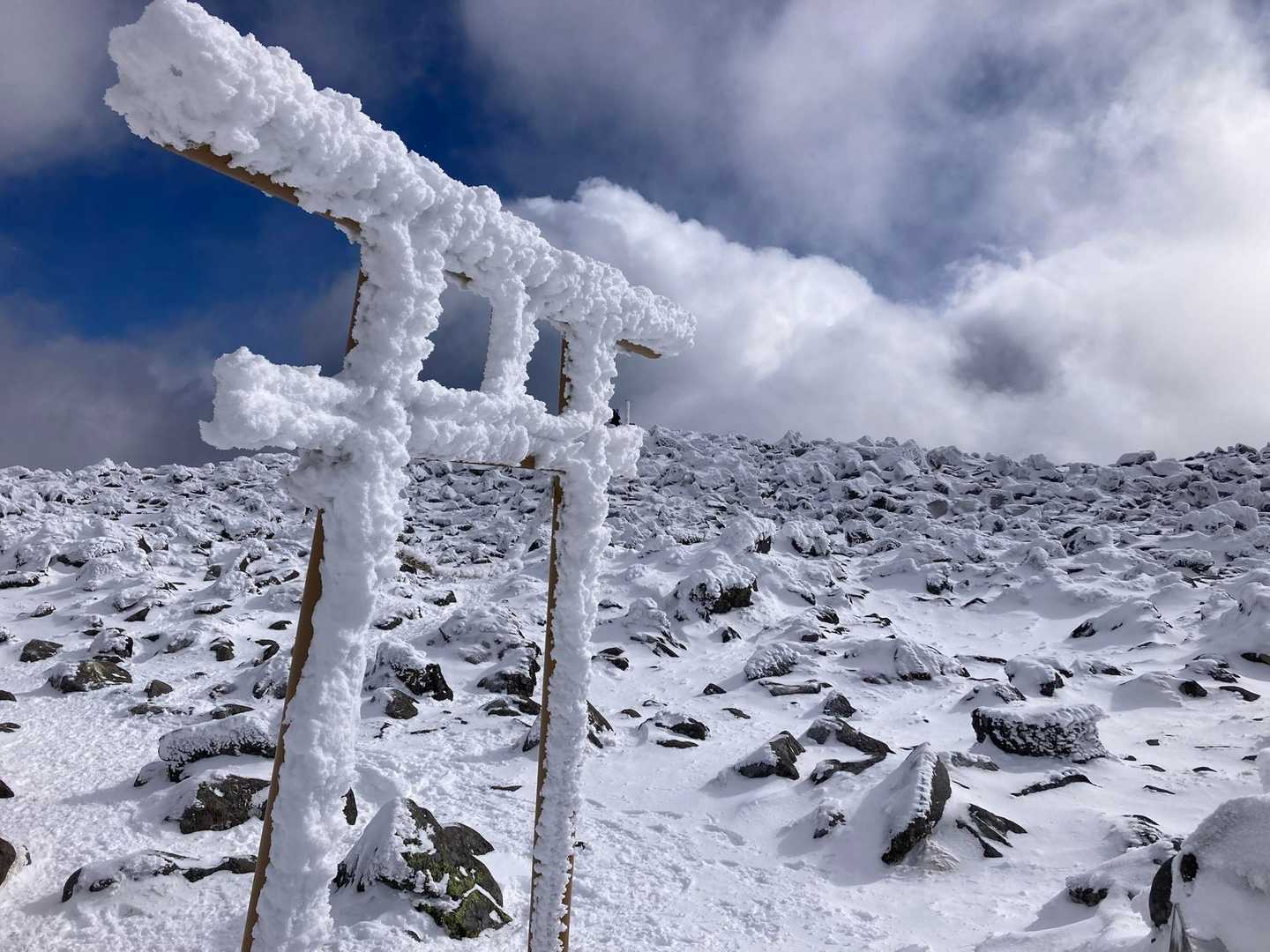 鳥居の後ろは雪が付いてキレイです✨
それでは下山していきます