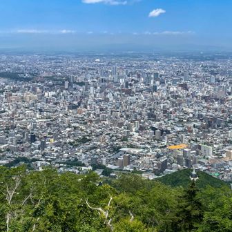 本日の札幌中心部！
右下の
誤、100年記念塔
正、平和記念塔も改修作業されているようです。
無意識に間違えました笑