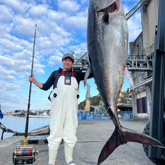 登山するマグロ釣師