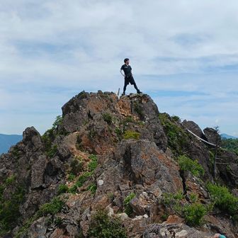 岩の上をピョンピョン跳ねる私。
岩場は友達恐くないｗ

だが、見てる皆が怖がっていた。

鹿納坊主から、鹿納山山頂に立つ私を撮って貰った。