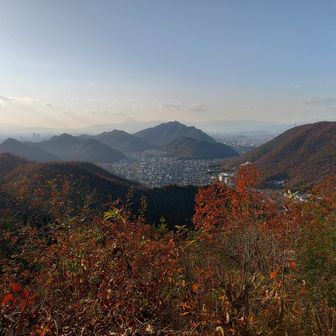 三峰山展望地
金華山までまだまだ遠いなぁ～🍁
ココまでよく歩けたよ～♥️
そろそろ残りの時間を気にしだす
あと1:30がキツくなってきた😱