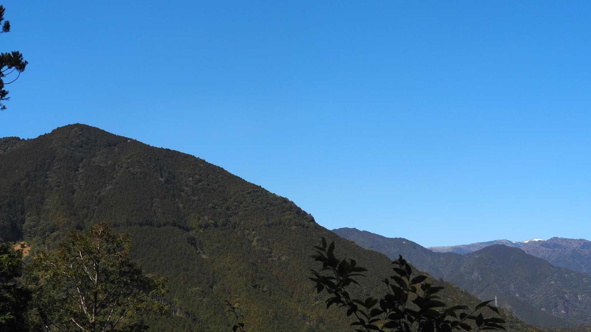 便石山と遠くに雪山がちらっと見えますね🏔️大台ヶ原あたりでしょうか⁉️