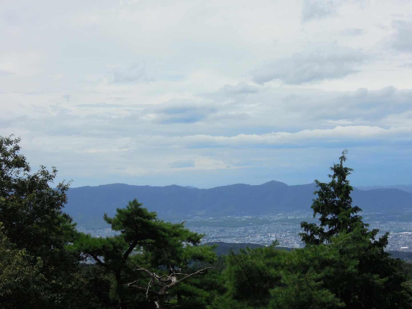 下山中の展望ポイントより
小塩山、ポンポン山