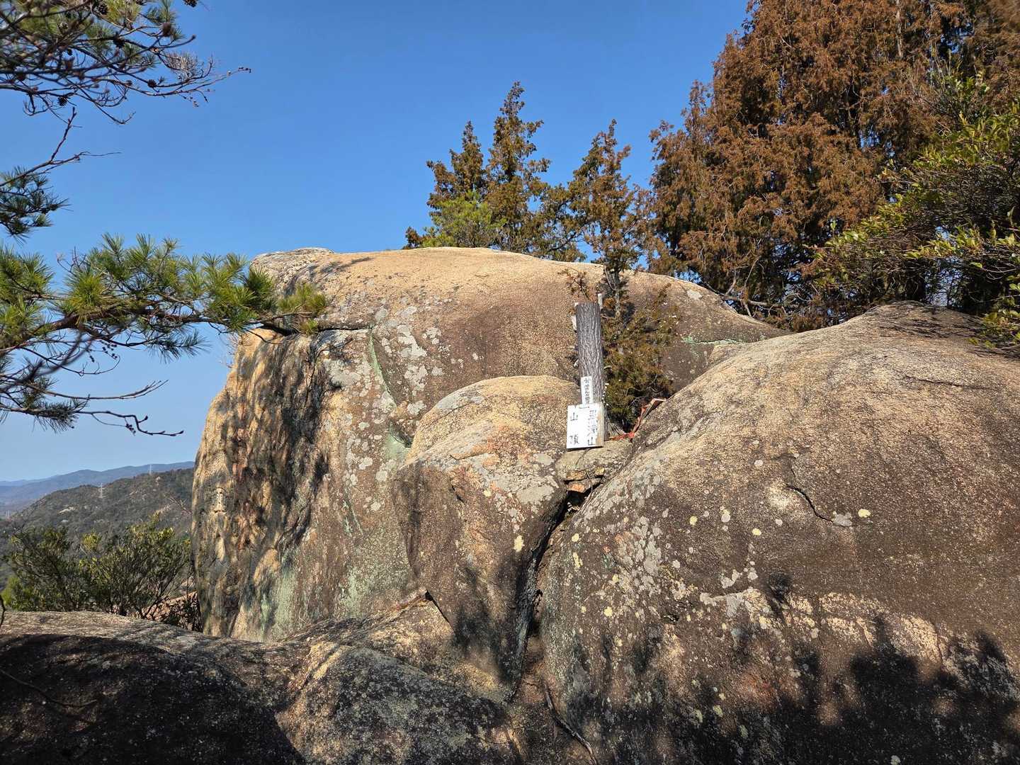 山頂の岩