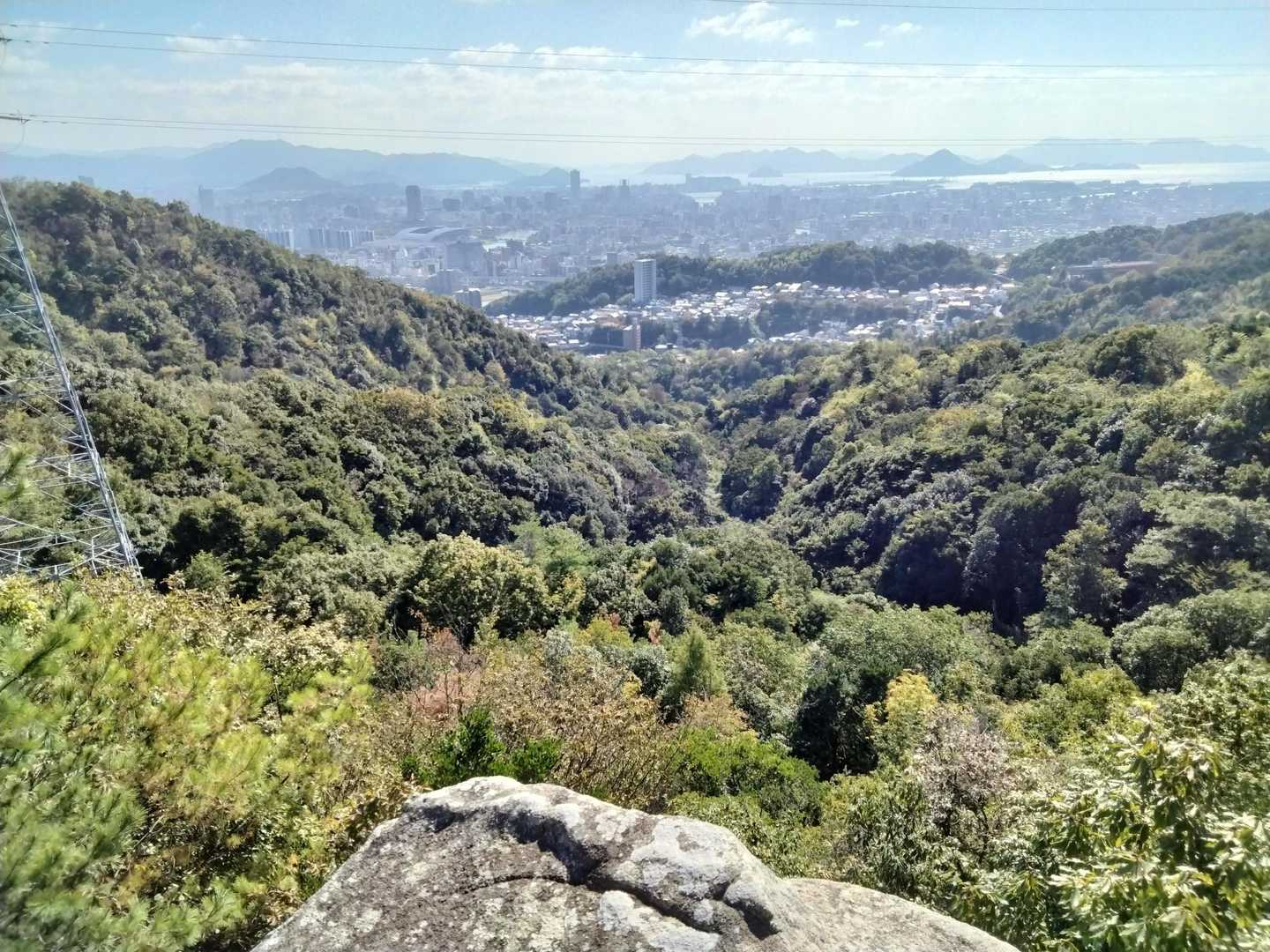 下山中、岩の上から