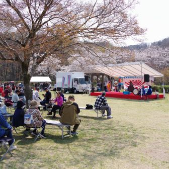 巾着田春まつりで賑わっています