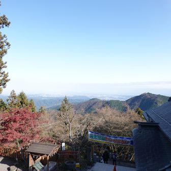 水分、ミネラル不足が原因か？と思い塩分ダブレット2個と水分補給をしました
目の前の日の出山は諦めてケーブルカーで下山しようか？と迷いましたが5分位休んだところ違和感がほぼ無くなったので進むことにしました

