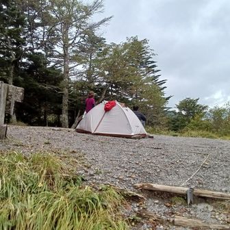 徳本峠小屋に寄り道した
とても静かなで良いテント場
岳沢と通ずる渋さを感じる