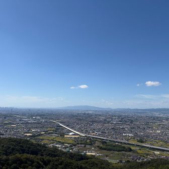 山頂のビッグロックからの眺め
太陽の塔も見えるとか見えないとかで盛り上がった