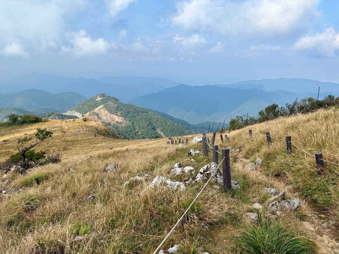 伊吹山 周回コース | 9合目から始まる、花と琵琶湖の日本百名山の写真