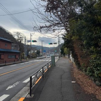 道沿いに歩いていくと