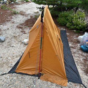 ツエルトを張って小屋の売店へビールを買いにいくと