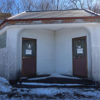 展望台にあるトイレ、およびハイランドロッジ内のトイレは施錠してあって使用不可でした