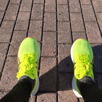  練習＆大会用に初カーボンのマジックスピード4を購入しました。
何のトラブルも無く走りやすく足に合っていて最高です😀 キロ20秒速くなった、
気がします🤭 
長居公園にて