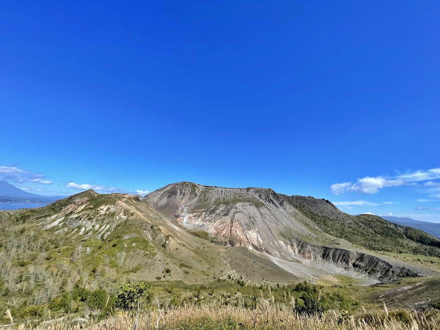 有珠山往復｜ダイナミックな火山と洞爺湖の大パノラマをテラス席で堪能の写真