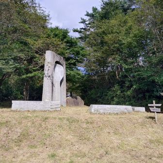 なんのモニュメントなのかいつも不思議に思っています。しゃもじかな？