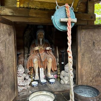 役行者様🙏　山頂にかけての一帯に役行者様の像がたくさん