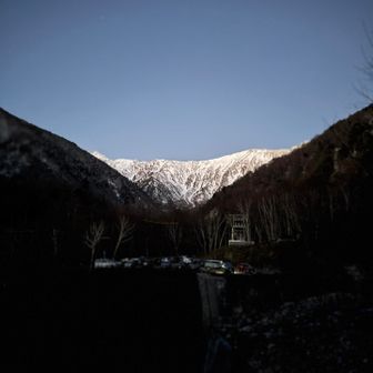 美しい夜明け前の稜線