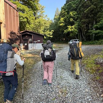 一番オーソドックスなコースで計画していただいた

ザックにお鍋乗ってる…！すごすぎる、宴会への期待がふくらみまくる
🐧さんのザックにはおねぎが刺さってる🤣