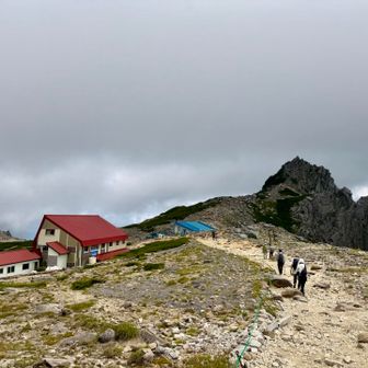 🏔️ 宝剣岳と宝剣山荘。山の形と山荘の組み合わせが美しい📸