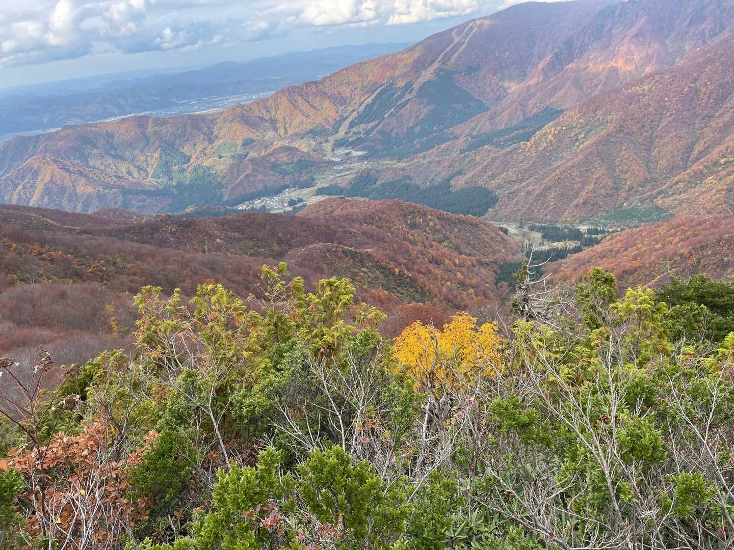 八海山スキー場のゲレンデ方面は日が差してます。