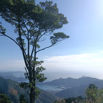 色利山の頂上から　
バーンと海が見渡せる