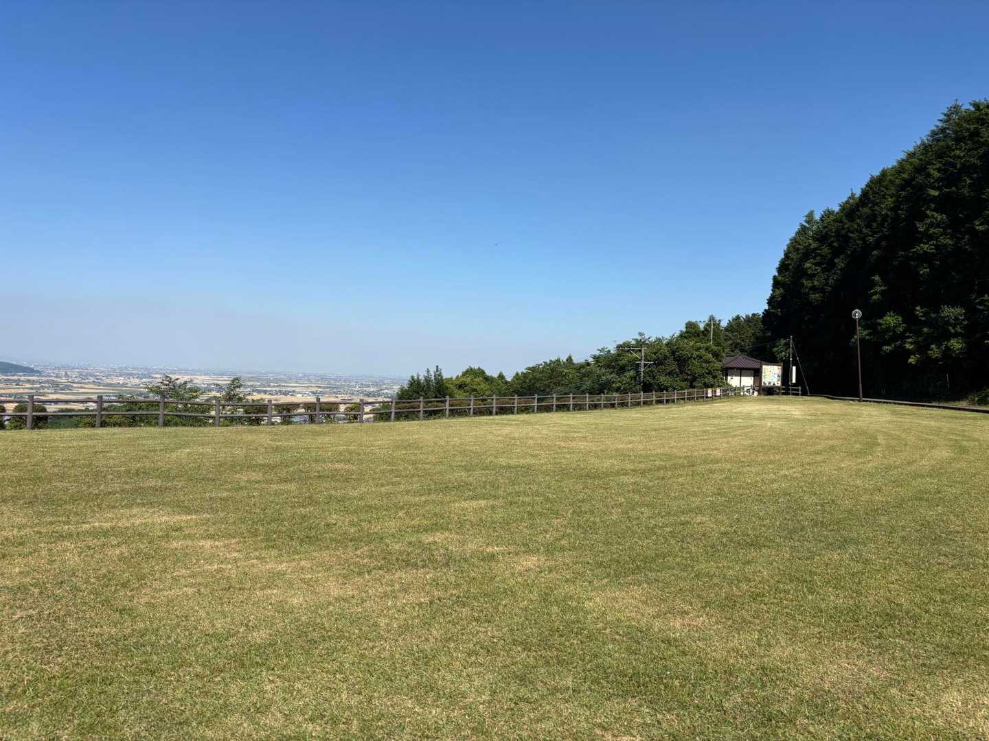 芝生がきれいに整備されている
暑くなれけば転がってみたいくらい広々としてる
コット持ってきたら昼寝は確実ね