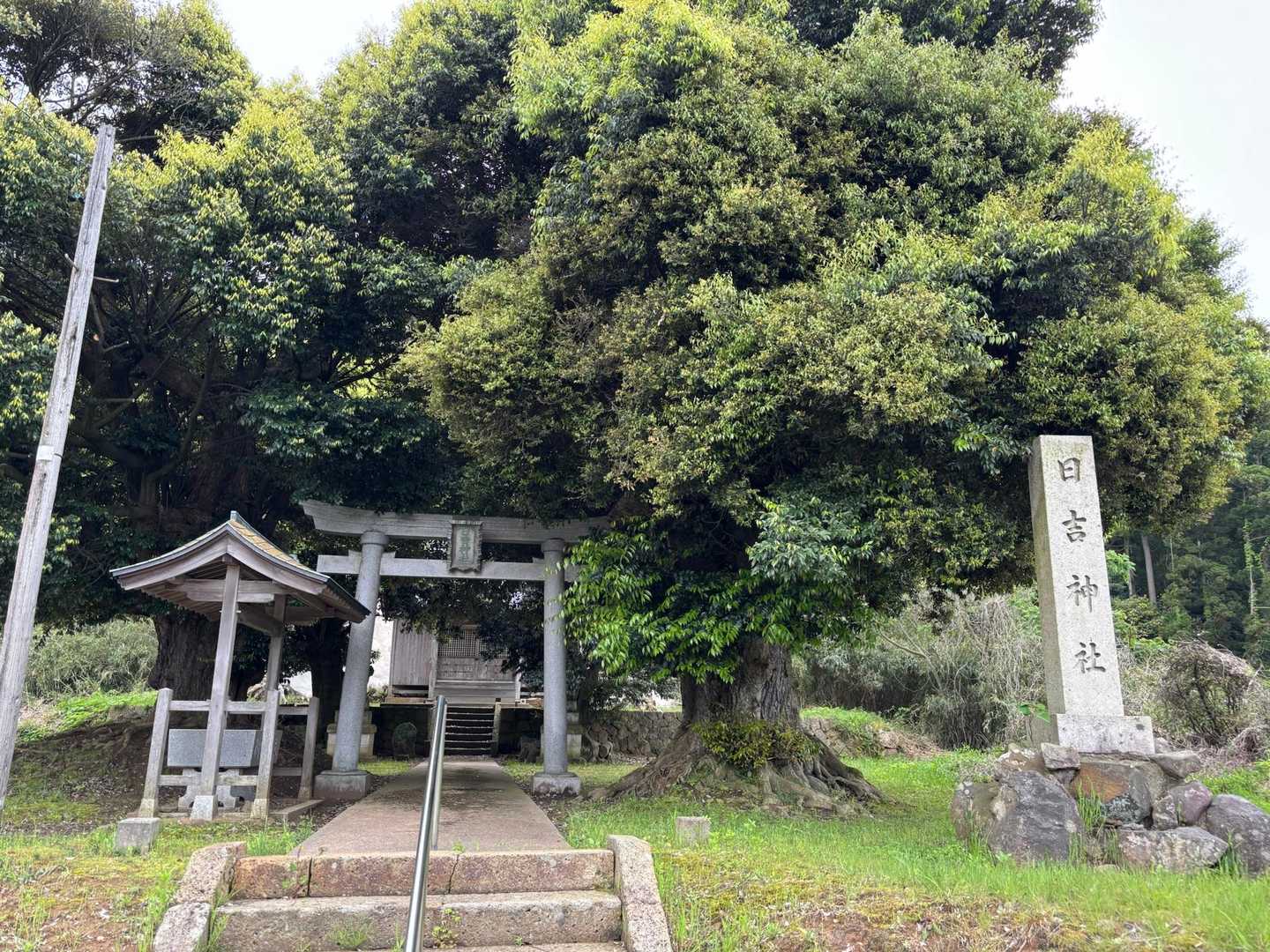 朝倉山の麓にある日吉神社から歩いていきます
٩( 'ω' )و
駐車場とかも不安だったけど神社の横に3台分ほどの登山者用駐車場が整備されていました