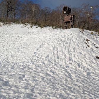 登山口が全くわからんw
ゲレンデの裏手にひっそりと佇んでおりましたw
…ゴンドラでもボッチw
登山者のアウェー感といったらw

