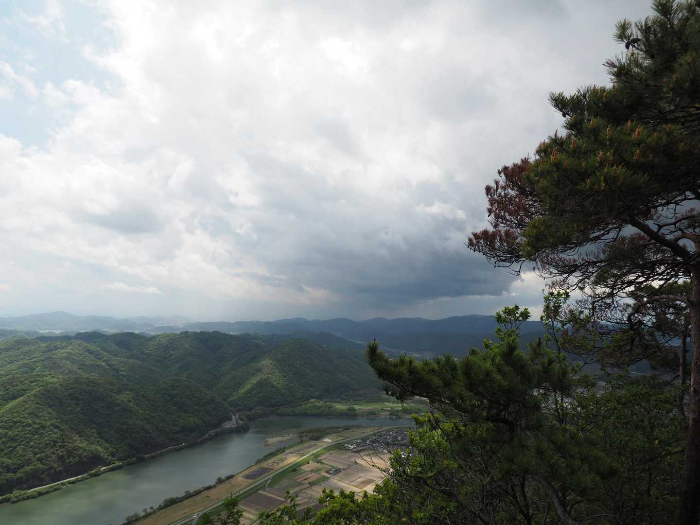 なんとなく気になって撮った黒い雲。この後、熊山に歩き出したら、恐らくこの雨雲からパラパラ雨が降ってきてそのうち