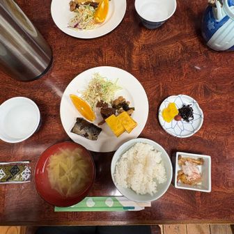 【DAY2】
朝ごはんもおいしい
雪山はこまめな補給が難しいので小屋でしっかり食べておきます🍚