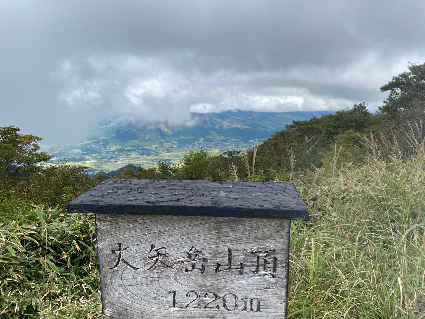 復路の山頂は誰もいないけど😅
景色は少し良かった☺️
中岳方面⛰️