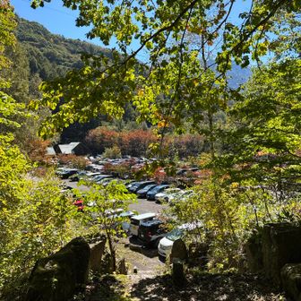 鍋平登山者駐車場到着
思った通り満車
駐車スペースではないところにも止めてあります
流石3連休ですね
