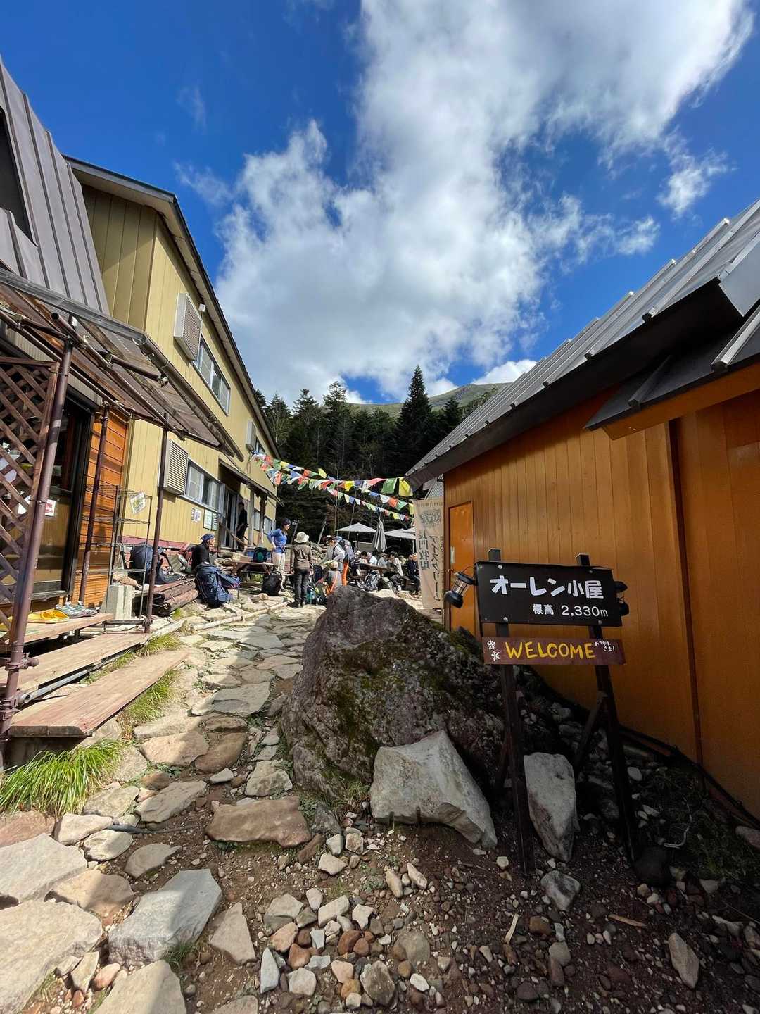 カラフルな旗に出迎えられて、やって来ました
オーレン小屋
