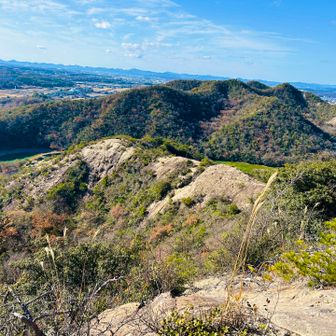登ってきた岩尾根を見下ろす
気温はかなり低いと思われるが、kazponの頭と身体はぽっかぽか🙄
ポッカといえば柴田恭兵を思い出す😁