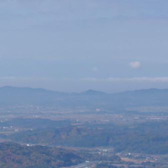 センター、札幌岳
⋯のちょい上方あたりに羊蹄山が見えるとか🎶

こんな秋晴れで汗だくなるほどなのに
今季初、ユキムシに会う💡
もう間もなく雪が舞うんですね
あのお山達も真っ白に
こちら冷水山はスキー場の季節になるのね

⋯なんて思いながら
10分ほど山頂からの景色を楽しんで

おりまーす🎶