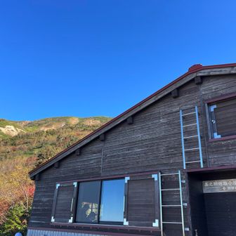 甚之助小屋到着！
黒ボコ見えるけど通行止めですねー！