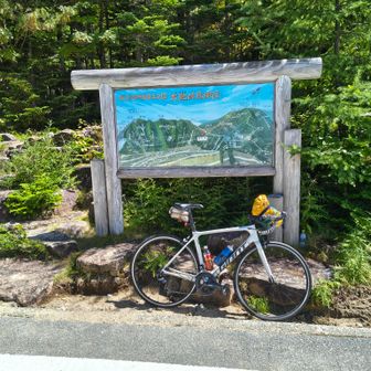 大弛峠に到着。黄色の袋はトレランシューズ。