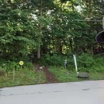 すずらん昆虫館前で途中下車。私入れて降りたのは6人。バス停の目の前が登山口。この道入って５分程歩くと簡易トイレがあった。