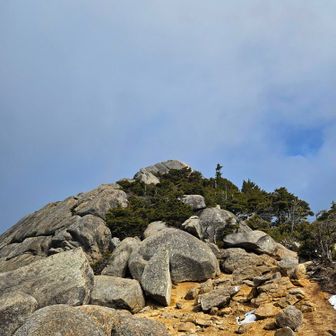 大日岩🪨を、目指します！
ここで、アイゼンを 外して　🪨岩に、取り付きます　がッ！💦
