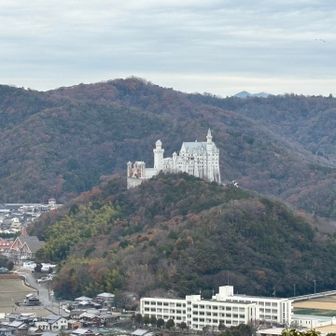 ズームアップ

ノバインシュタイン城ではないか！
驚き！
何かのテーマパークか⁉︎
またの機会に行ってみよう