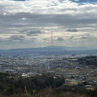 山頂からの眺望  2️⃣
ピンクの ↓ は 生駒山ですね。
山頂に電波塔がいっぱいあるので🗼🗼🗼わかりやすいです😆