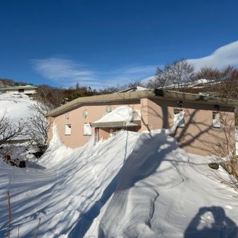 避難小屋。掘り出さないと入れません。