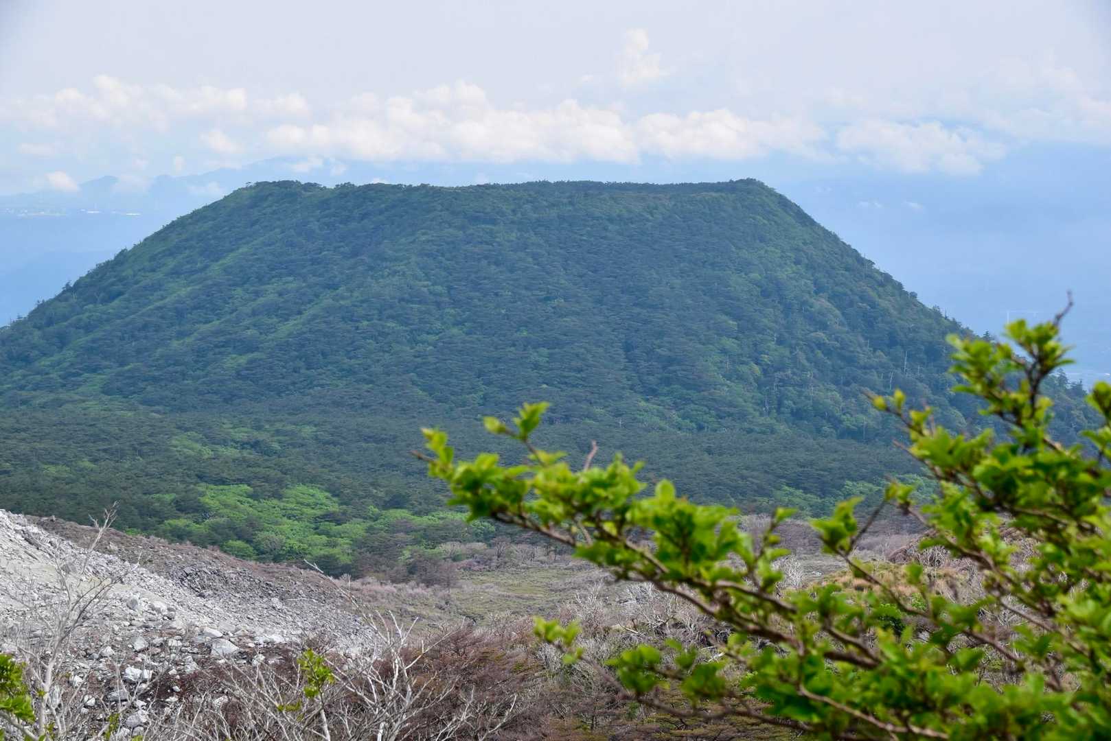 硫黄山の奥には甑岳🍮