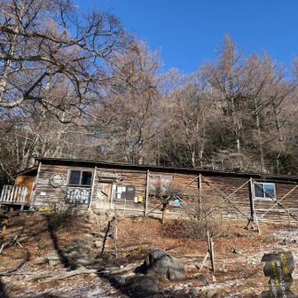 小屋は冬期閉鎖中
お金を入れる封筒と宿帳が小屋入口に袋にはってありました
無人でも使えるんですね