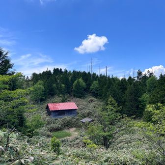 避難小屋の赤と青空。